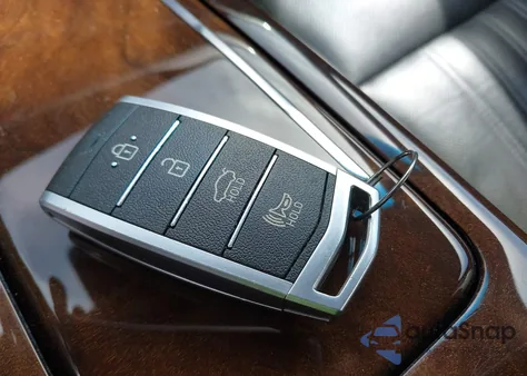 2018 Genesis G90 5.0 Ultimate z USA, uszkodzony, nr VIN KMHG54JH6JU041539